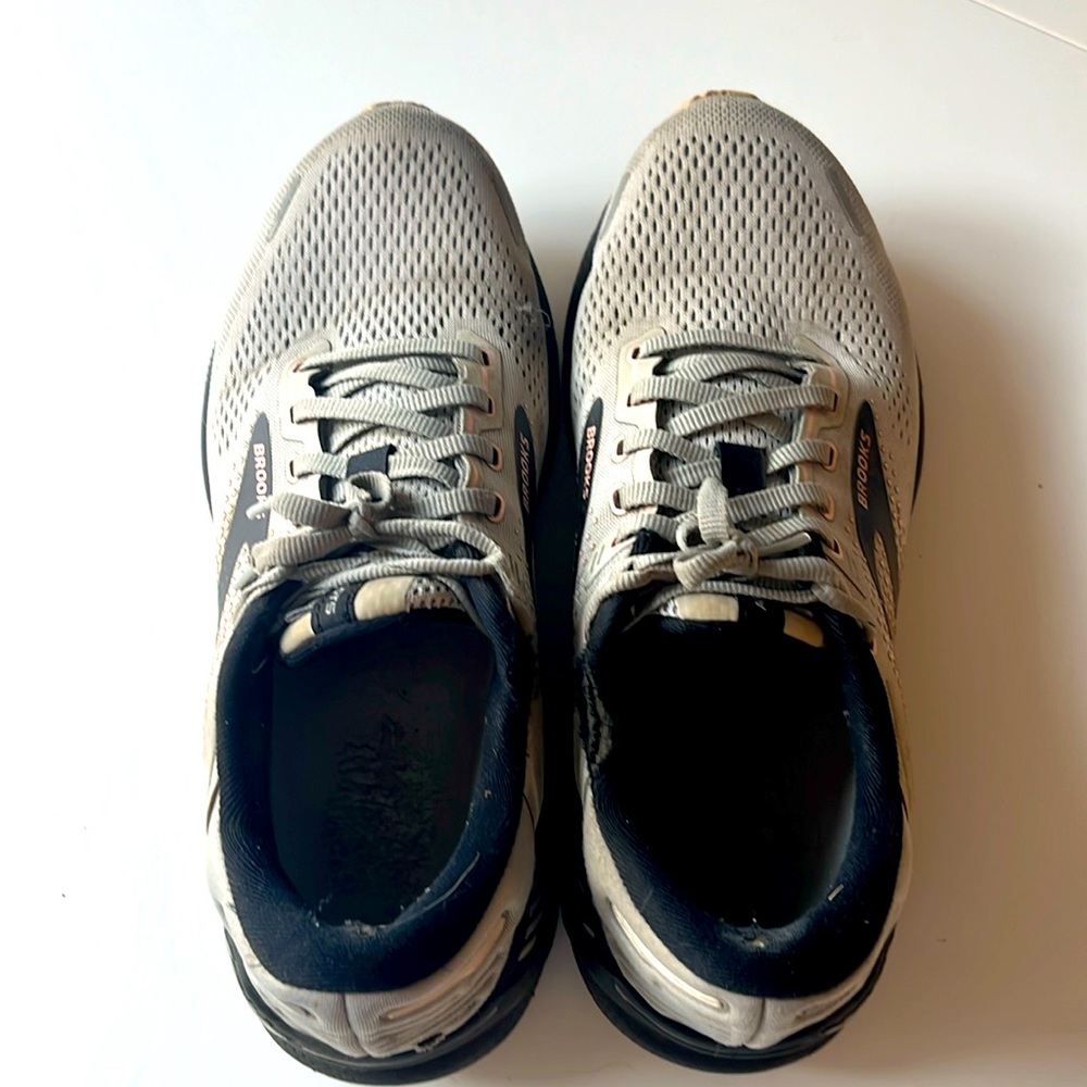 Brooks Adrenaline GTS 22 in Oyster Gray Size 9 Wide